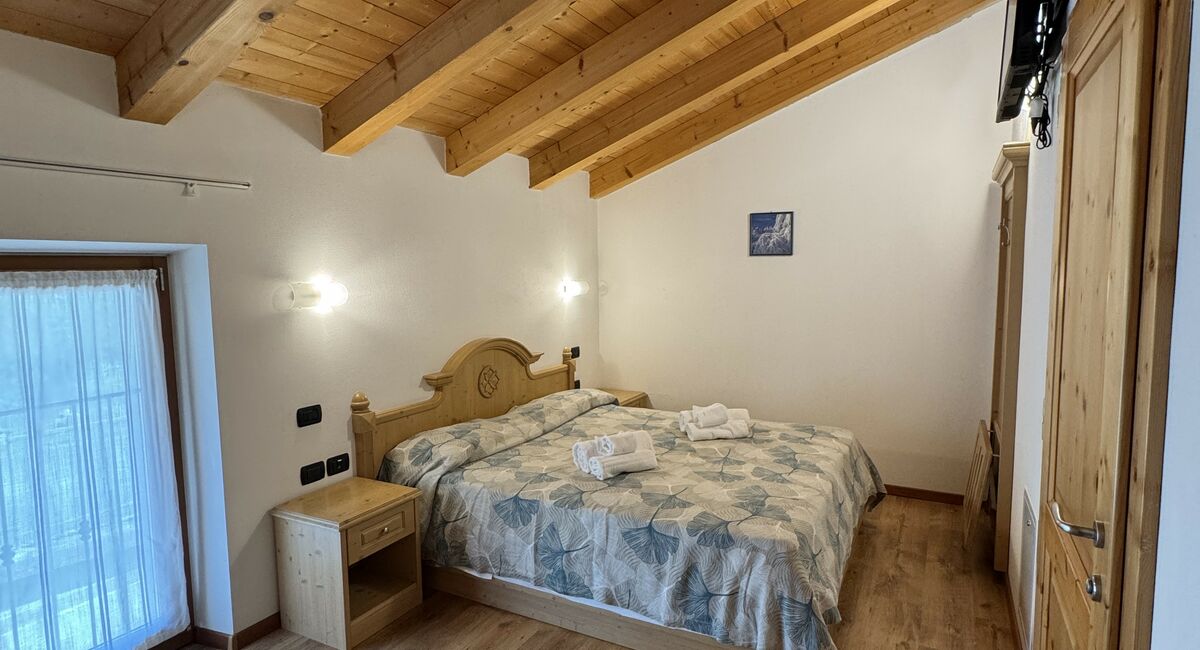 Camera doppia senza balcone | Una soluzione versatile e accogliente, ideale per coppie o per chi preferisce il comfort di letti separati.