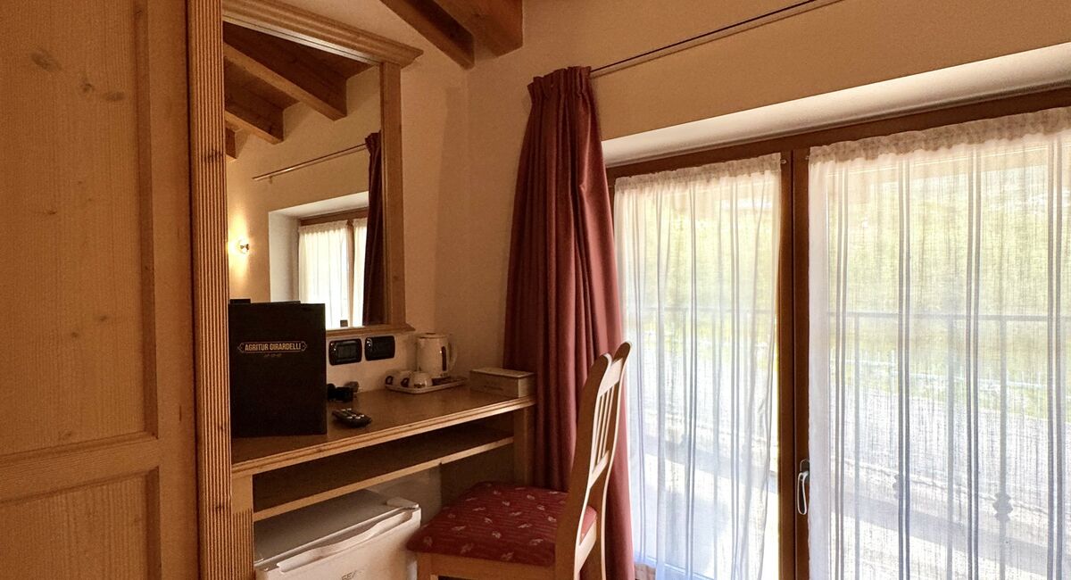 Camera doppia senza balcone | Una soluzione versatile e accogliente, ideale per coppie o per chi preferisce il comfort di letti separati.