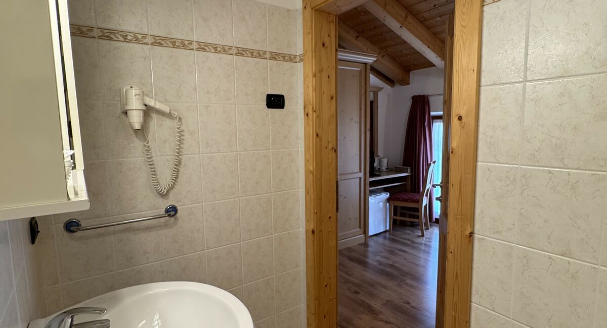 Camera doppia senza balcone | Una soluzione versatile e accogliente, ideale per coppie o per chi preferisce il comfort di letti separati.