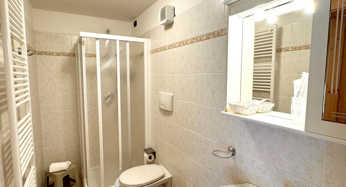 Camera doppia senza balcone | Una soluzione versatile e accogliente, ideale per coppie o per chi preferisce il comfort di letti separati.