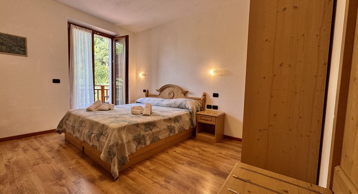 Camera doppia con balcone | Uno spazio luminoso e versatile, ideale per soggiorni di coppia o per chi desidera il comfort di ambienti accoglienti e ben organizzati.