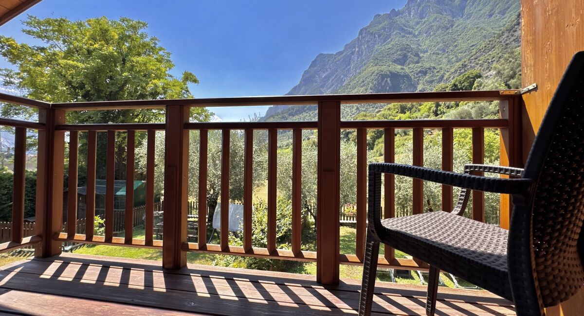 Camera doppia con balcone | Uno spazio luminoso e versatile, ideale per soggiorni di coppia o per chi desidera il comfort di ambienti accoglienti e ben organizzati.