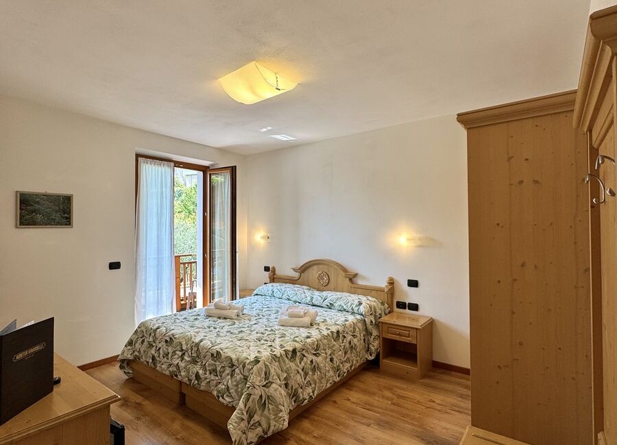 Camera doppia con balcone | Uno spazio luminoso e versatile, ideale per soggiorni di coppia o per chi desidera il comfort di ambienti accoglienti e ben organizzati.
