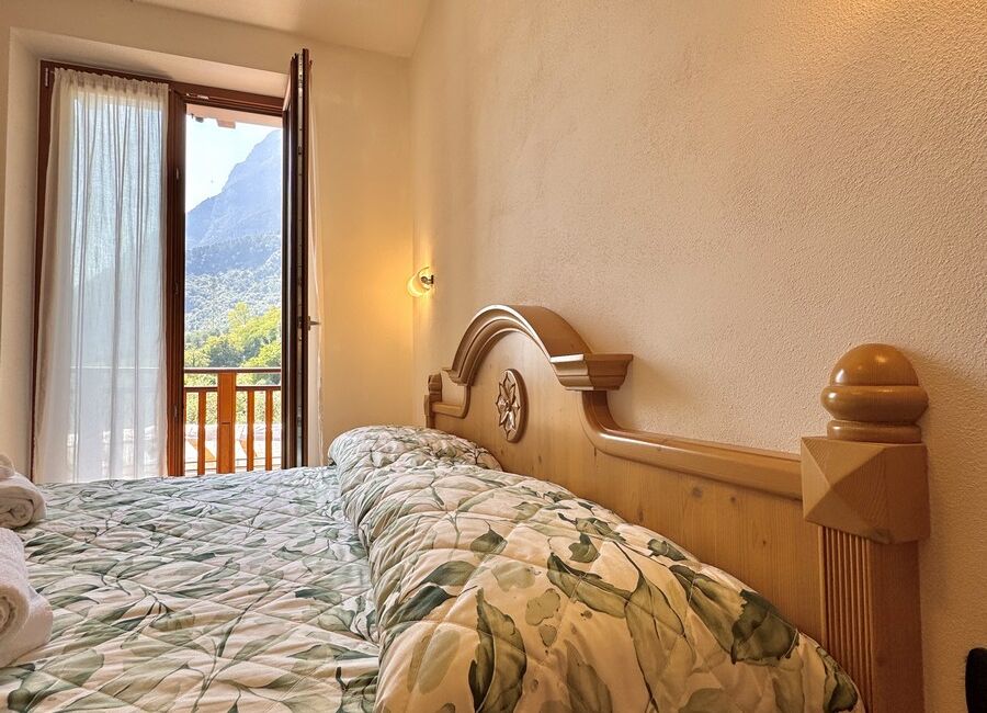 Camera doppia con balcone | Uno spazio luminoso e versatile, ideale per soggiorni di coppia o per chi desidera il comfort di ambienti accoglienti e ben organizzati.