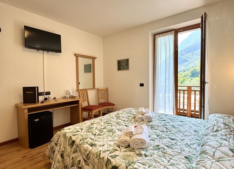 Camera doppia con balcone | Uno spazio luminoso e versatile, ideale per soggiorni di coppia o per chi desidera il comfort di ambienti accoglienti e ben organizzati.