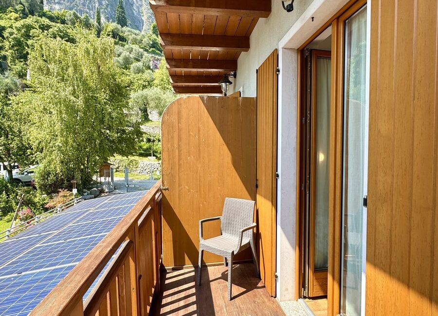 Camera doppia con balcone | Uno spazio luminoso e versatile, ideale per soggiorni di coppia o per chi desidera il comfort di ambienti accoglienti e ben organizzati.