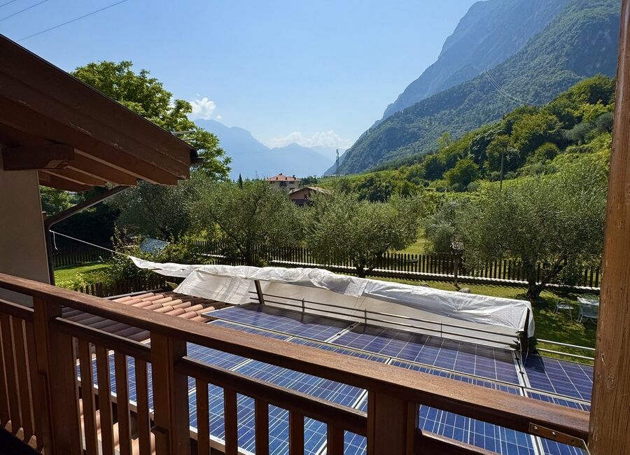 Camera doppia con balcone | Uno spazio luminoso e versatile, ideale per soggiorni di coppia o per chi desidera il comfort di ambienti accoglienti e ben organizzati.