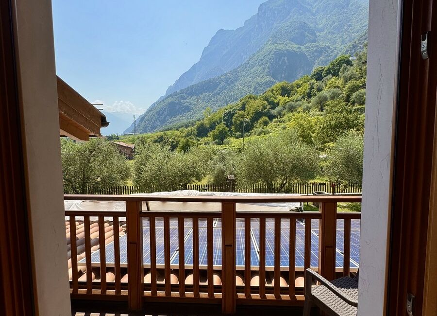 Camera doppia con balcone | Uno spazio luminoso e versatile, ideale per soggiorni di coppia o per chi desidera il comfort di ambienti accoglienti e ben organizzati.
