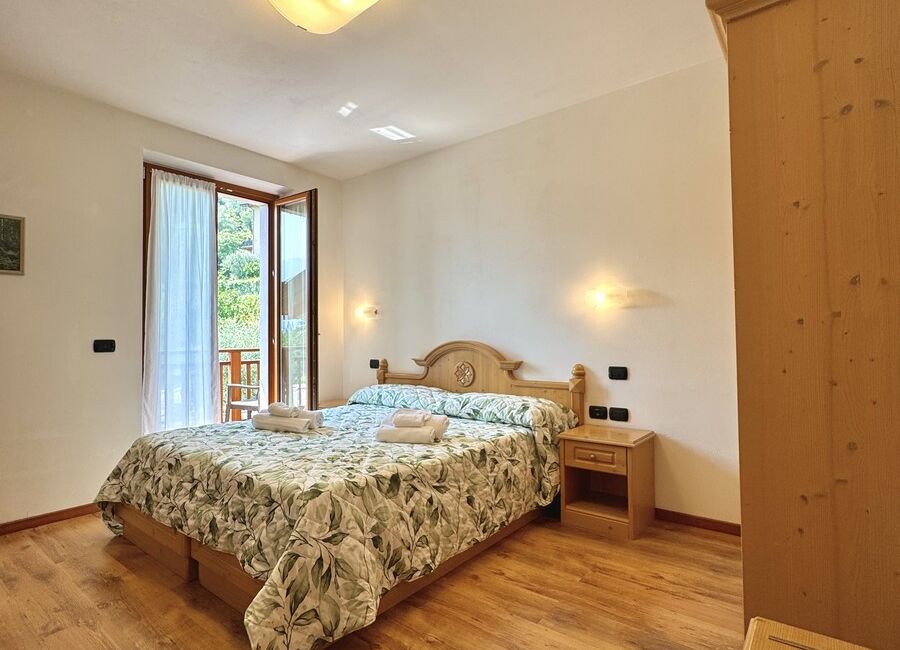 Camera doppia con balcone | Uno spazio luminoso e versatile, ideale per soggiorni di coppia o per chi desidera il comfort di ambienti accoglienti e ben organizzati.