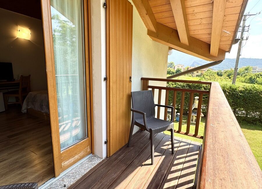 Camera doppia con balcone | Uno spazio luminoso e versatile, ideale per soggiorni di coppia o per chi desidera il comfort di ambienti accoglienti e ben organizzati.