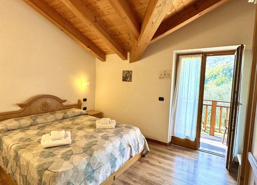 Camera doppia con balcone | Uno spazio luminoso e versatile, ideale per soggiorni di coppia o per chi desidera il comfort di ambienti accoglienti e ben organizzati.
