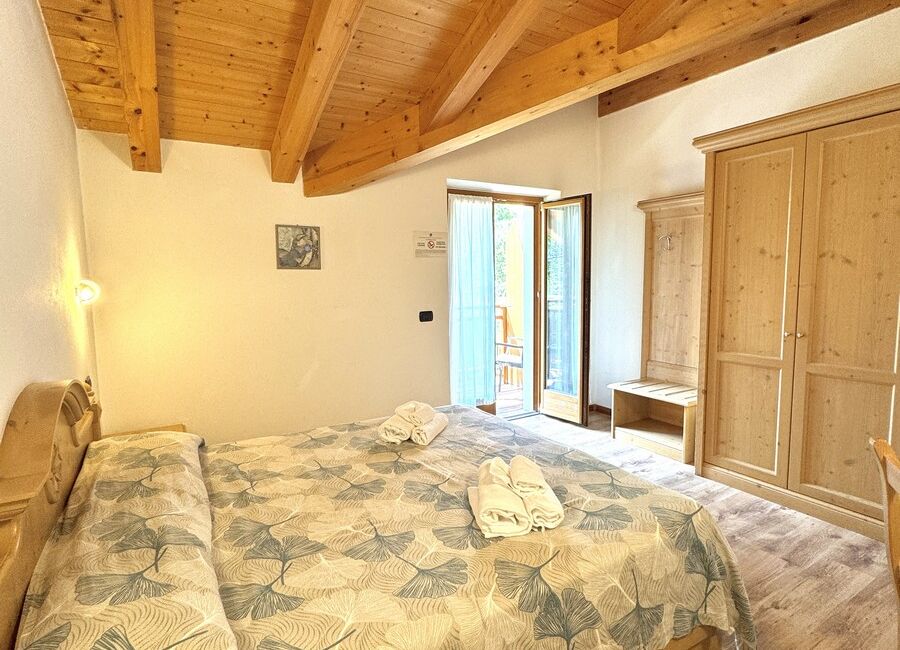 Camera doppia con balcone | Uno spazio luminoso e versatile, ideale per soggiorni di coppia o per chi desidera il comfort di ambienti accoglienti e ben organizzati.