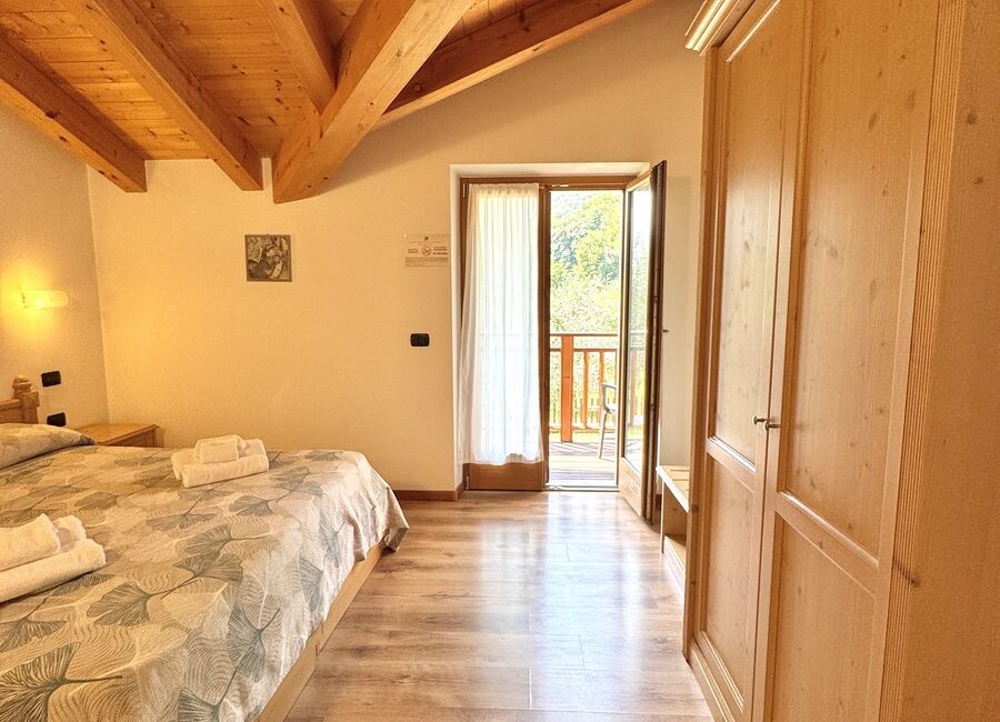 Camera doppia con balcone | Uno spazio luminoso e versatile, ideale per soggiorni di coppia o per chi desidera il comfort di ambienti accoglienti e ben organizzati.