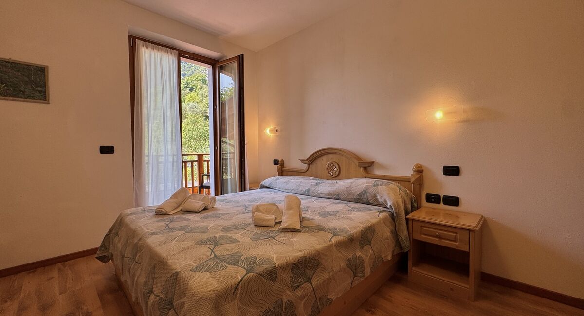 Camera doppia con balcone | Uno spazio luminoso e versatile, ideale per soggiorni di coppia o per chi desidera il comfort di ambienti accoglienti e ben organizzati.