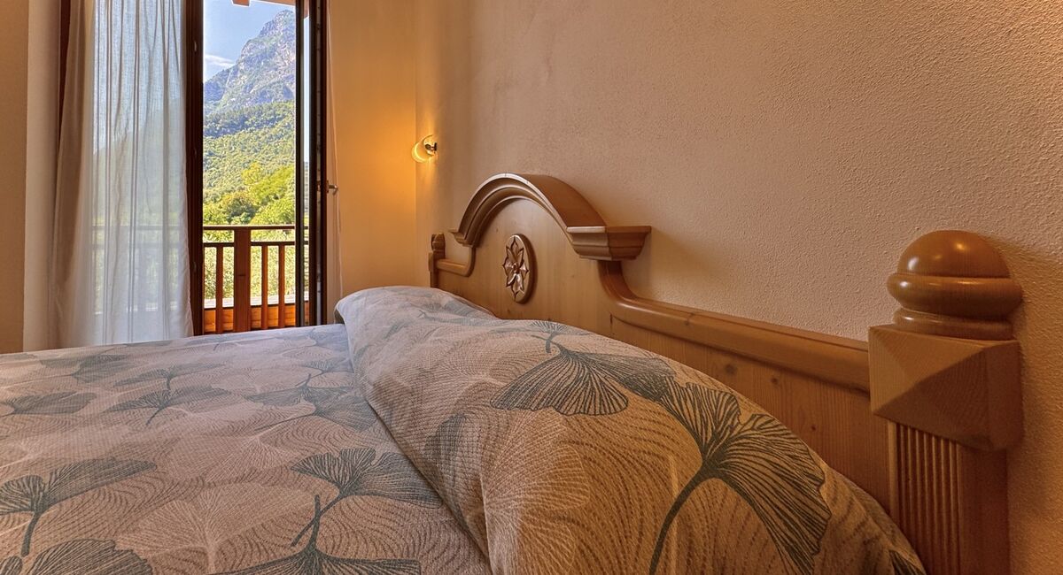 Camera doppia con balcone | Uno spazio luminoso e versatile, ideale per soggiorni di coppia o per chi desidera il comfort di ambienti accoglienti e ben organizzati.